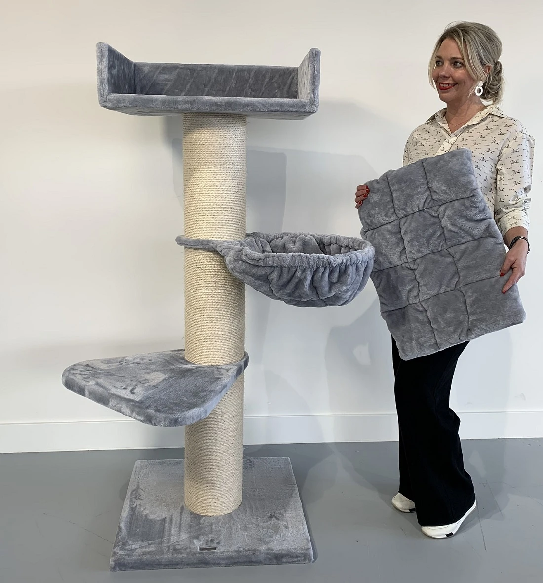 Krabpaal Royalty De Luxe Light Grey 4 Krabpaal Royalty De Luxe Light Grey - Afbeelding 2